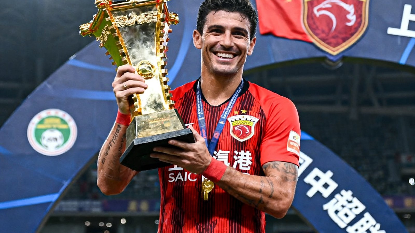 上海海港队长奥斯卡签署新合同，捧起中超火神杯